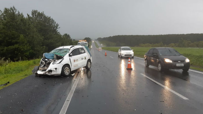 Nos Campos Gerais Mulher morre em acidente entre carro de transporte de pacientes e caminh?o na BR-376