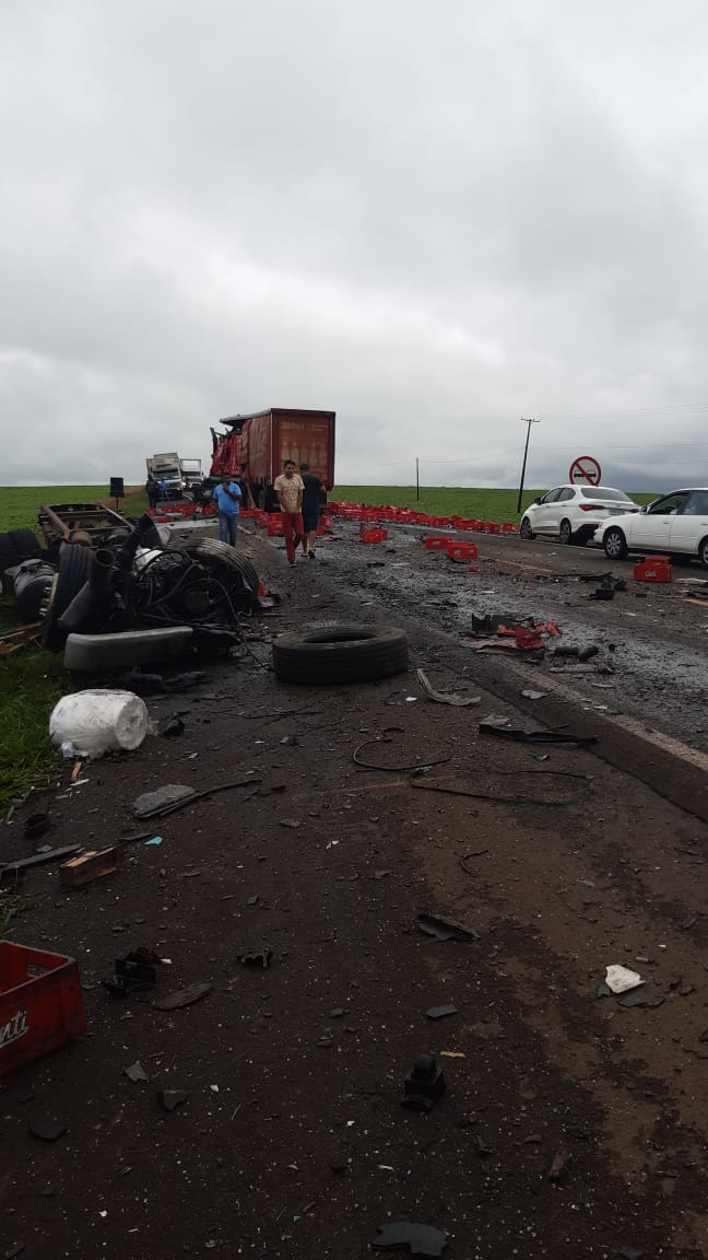 Acidente proximo a Sertanopolis, entre quatro caminhoes deixa dois mortos na PR-323